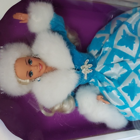 Winter Renaissance Barbie 1996 - Picture 2 of 7
